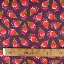Tissu coton enduit Clover – Fleurs rouges fond bordeaux