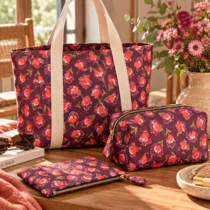 Tissu coton enduit Clover – Fleurs rouges fond bordeaux