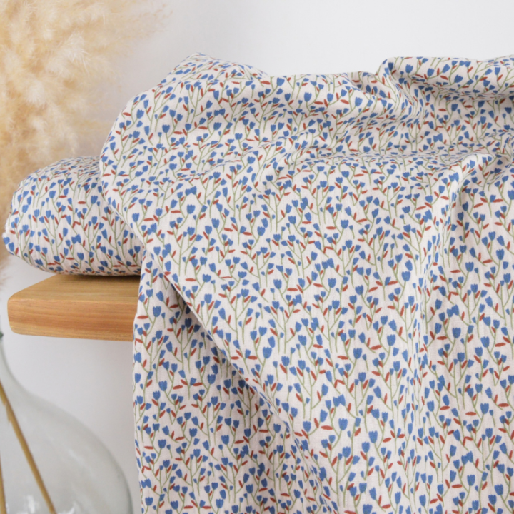 Tissu double gaze de coton Diletta motif fleurs bleues fond latté