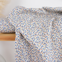 Tissu double gaze de coton Diletta motif fleurs bleues fond latté
