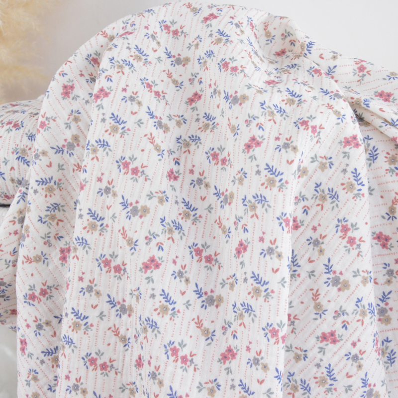 Tissu double gaze de coton Marthe motif fleurs fond blanc cassé - Made ...