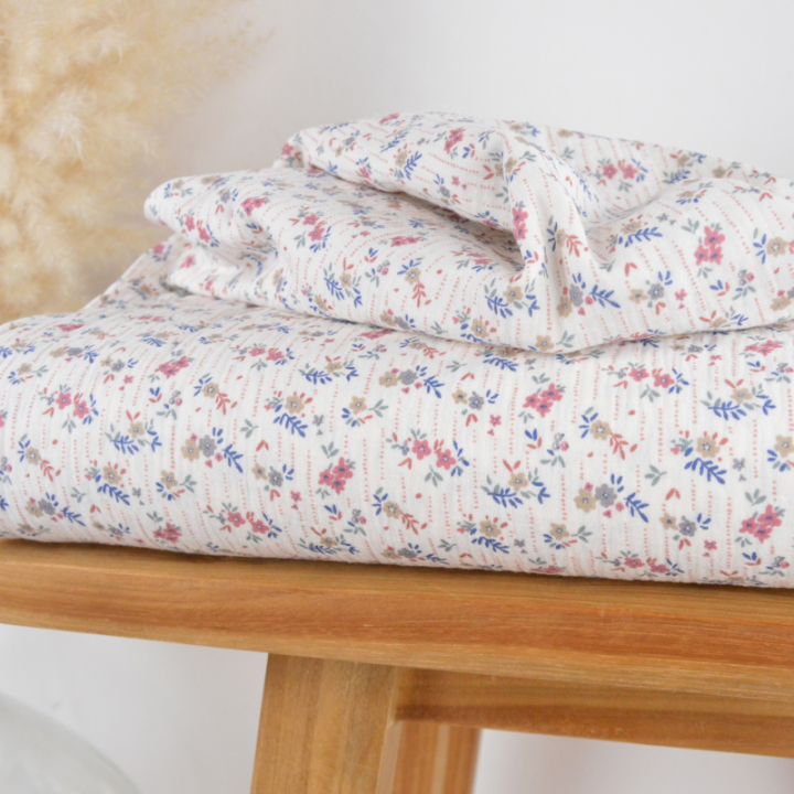 Tissu double gaze de coton Marthe motif fleurs fond blanc cassé