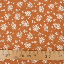 Tissu double gaze de coton Osma motif fleurs blanches fond écureuil