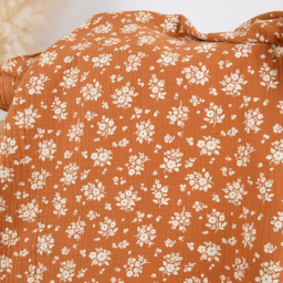 Tissu double gaze de coton Osma motif fleurs blanches fond écureuil