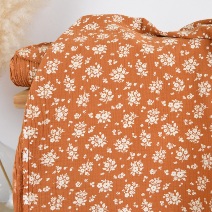 Tissu double gaze de coton Osma motif fleurs blanches fond écureuil