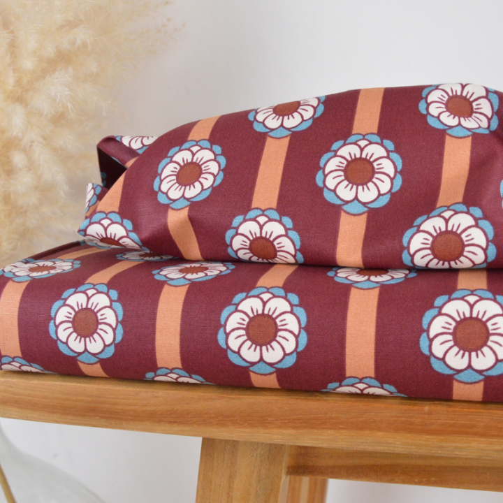 Tissu canva Toscane type bachette motif fleurs bleues fond bordeaux