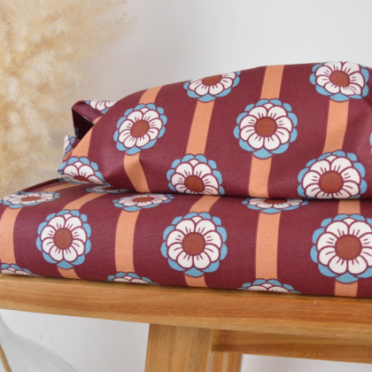 Tissu canva Toscane type bachette motif fleurs bleues fond bordeaux