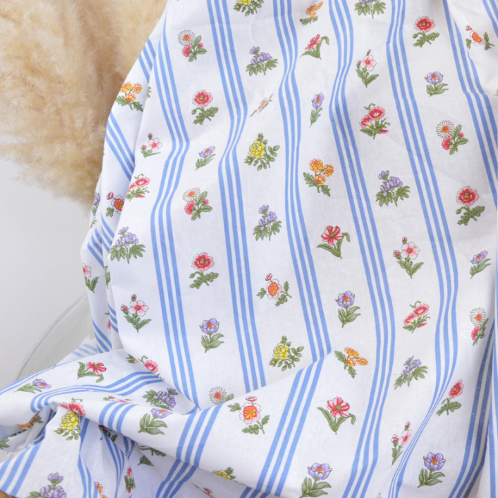 Tissu Borie en coton motif fleurs et rayures bleues fond blanc - OEKO TEX