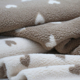 Tissu sherpa fin motif coeurs blanc fond beige