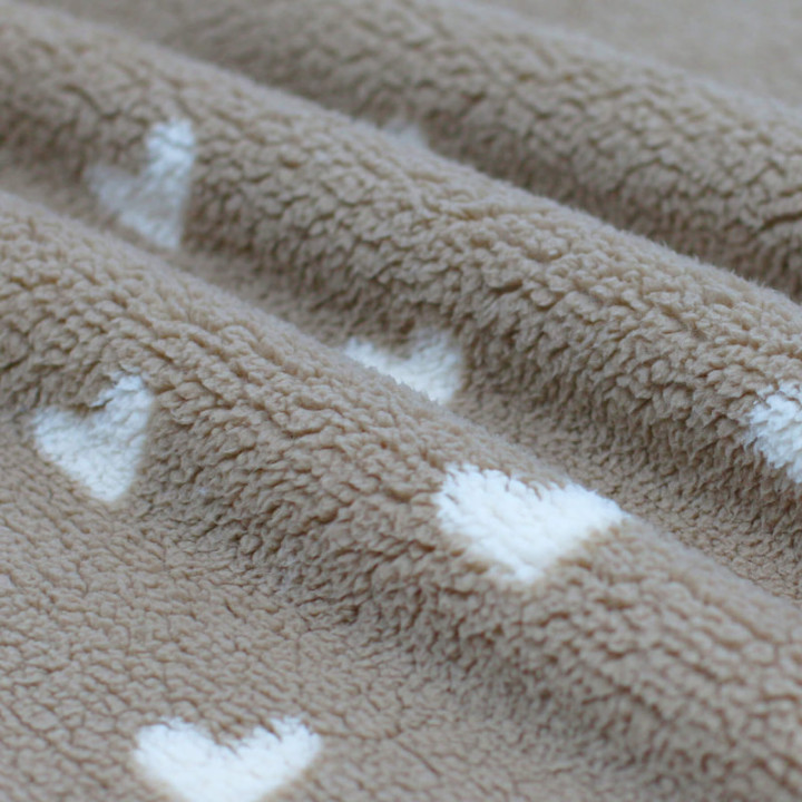 Tissu sherpa fin motif coeurs blanc fond beige
