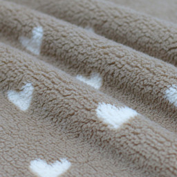 Tissu sherpa fin motif coeurs blanc fond beige