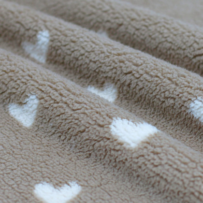 Tissu sherpa fin motif coeurs blanc fond beige