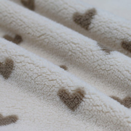 Tissu sherpa fin motif coeurs fond naturel