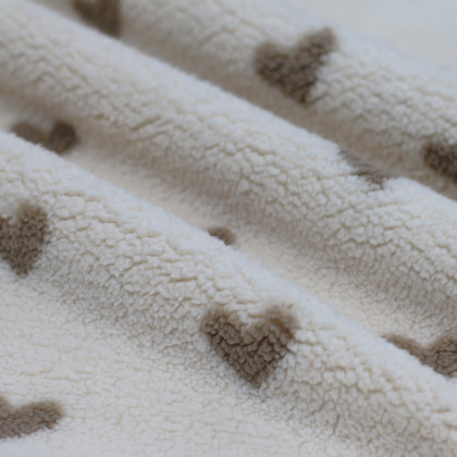 Tissu sherpa fin motif coeurs fond naturel