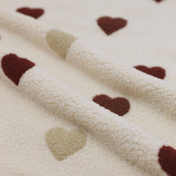 Tissu sherpa fin brodé coeurs bordeaux et sable fond écru