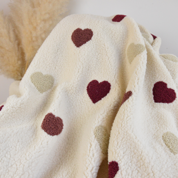 Tissu sherpa fin brodé coeurs bordeaux et sable fond écru