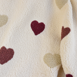 Tissu sherpa fin brodé coeurs bordeaux et sable fond écru