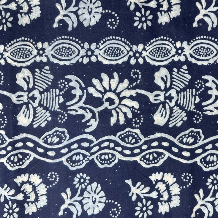 Tissu indien AGRA bleu indigo – Motifs floraux écrus