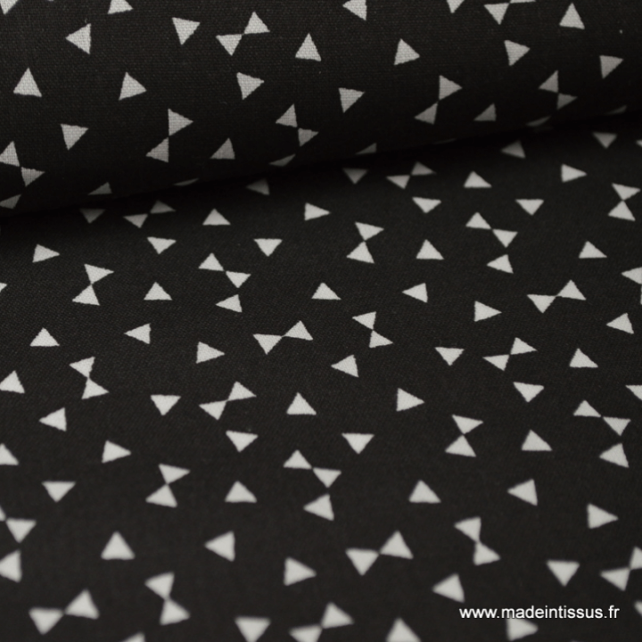 Tissu 100% coton dessin triangles noir.