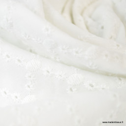 Tissu broderies anglaise coton blanc motifs Losanges