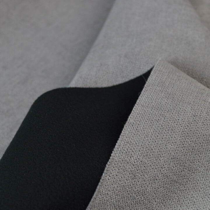 Tissu isolant thermique et occultant coloris gris envers noir.