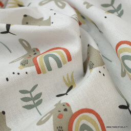 Tissu coton imprimé Lapins et arc en ciel vert tilleuil fond blanc. Oeko tex