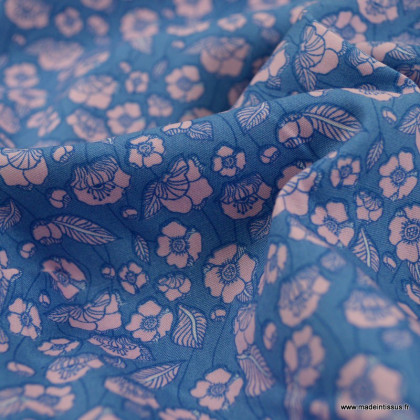 Tissu coton popeline motifs fleurs rose fond bleu jean