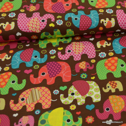 Tissu coton popeline motifs éléphants fond Chocolat