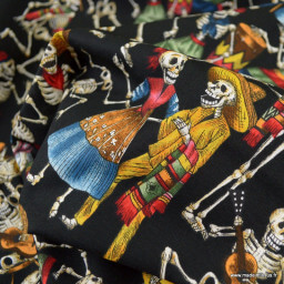 Tissu Popeline coton imprimé squelettes  "Fiesta de los muertos" par Alexander Henry