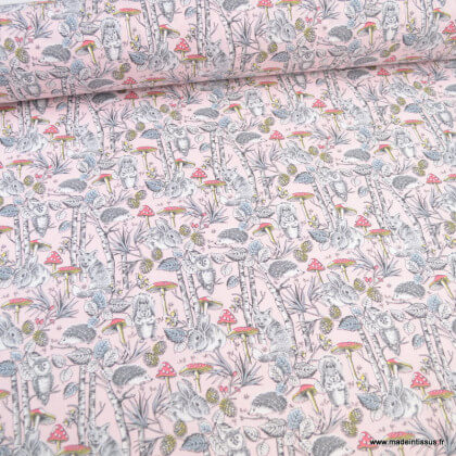 Tissu coton Joli Bois motifs animaux de la forêt fond rose - oeko tex