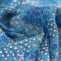 Crêpe plissé motifs fleurs fond bleu