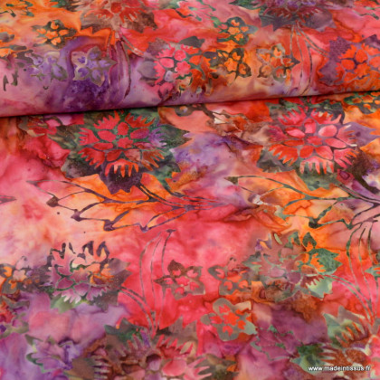 Tissu Batik fond motifs fleurs fuchsia et parme