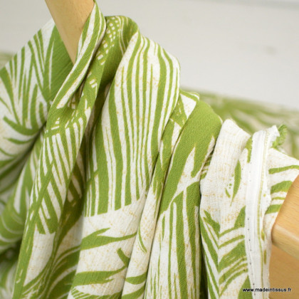 Tissu crêpe de viscose motifs fleurs exotiques vertes