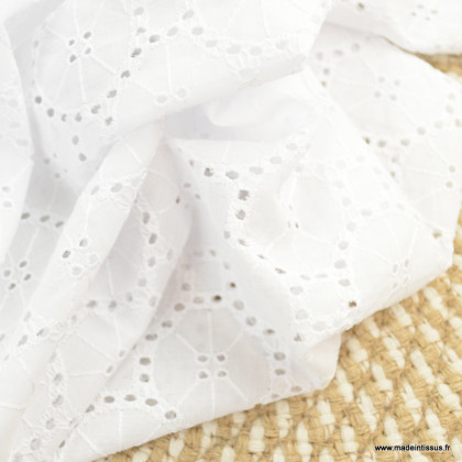 Tissu broderies anglaise Bella coton blanc motifs Rosaces