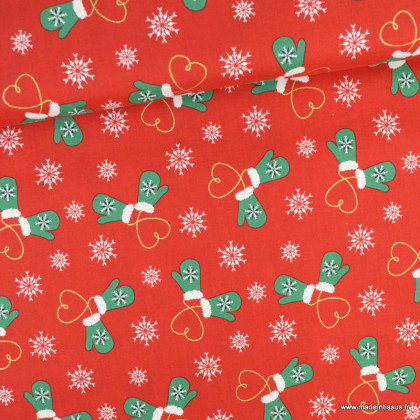 Tissu coton motifs moufles de Noël et petits coeurs métallisés fond rouge