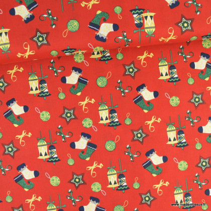 Tissu coton motifs de Noël métallisés , chaussettes et boules de Noël fond rouge