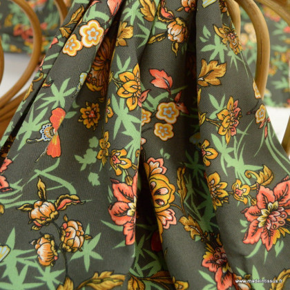 Tissu sergé de Viscose motifs fleurs fond kaki