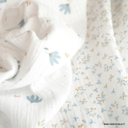 Tissu Double gaze Jefine motif fleurs bleu et naturel fond blanc - oeko tex