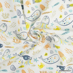 Tissu coton Sea motif animaux marins poissons, méduses, crabes multicouleurs fond blanc