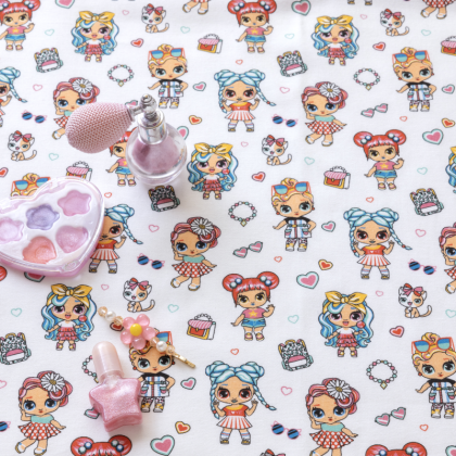 Tissu coton Cute motif fillette fashion et petits chats fond blanc - Oeko tex