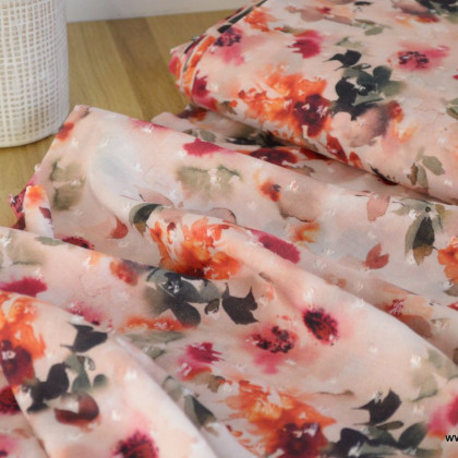 Tissu plumetis de viscose motifs fleurs fond rosé