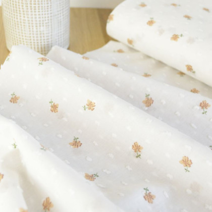 Tissu voile de coton plumetis motifs fleurs camel fond blanc - oeko tex - Poppy