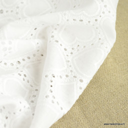 Tissu broderie anglaise coeur coton blanc