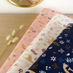 Tissu popeline Bio & oeko tex motifs girafes et fleurs fond rose - Poppy