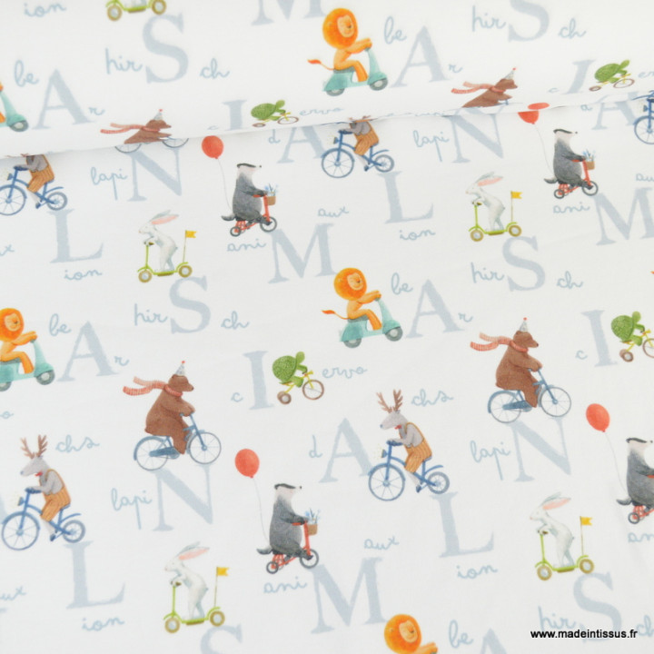 Tissu jersey motif animaux faisant du vélo fond blanc