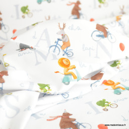Tissu jersey motif animaux faisant du vélo fond blanc