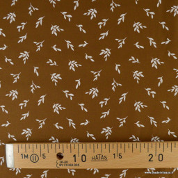 Tissu popeline motifs petites feuilles fond écureuil - Oeko tex