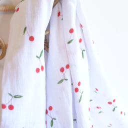 Double gaze motif grandes cerises fond blanc - oeko tex