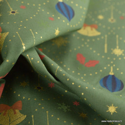 Tissu de Noël motif guirlandes et boules de Noël fond vert - Oeko tex