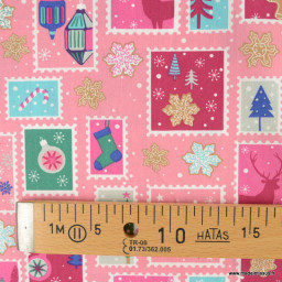 Tissu de Noël motif timbres et flocons fond rose - OEKO TEX